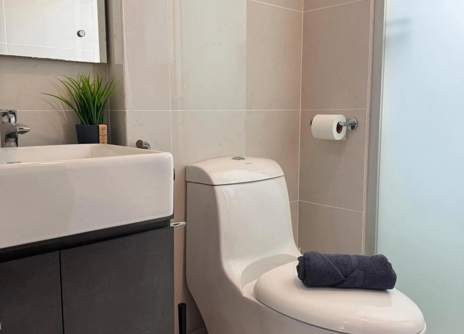 Apartment Beachfront Seaview 2Carparks, 6-10 Pax Netflix Johor Bahru