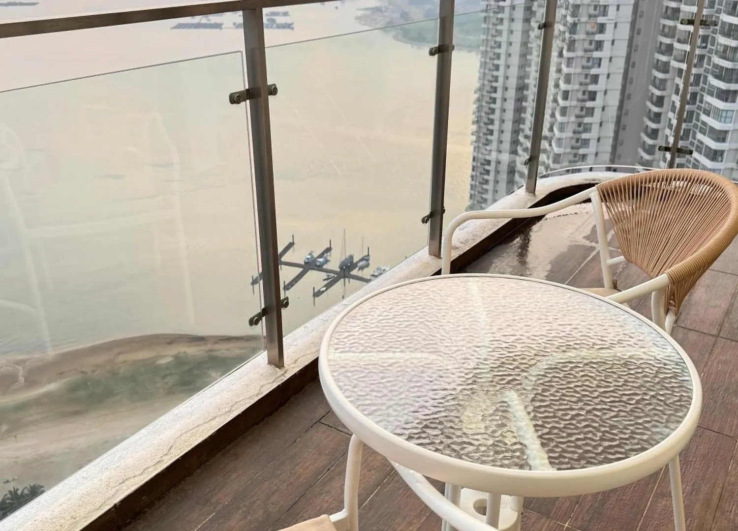 Apartment Beachfront Seaview 2Carparks, 6-10 Pax Netflix Johor Bahru