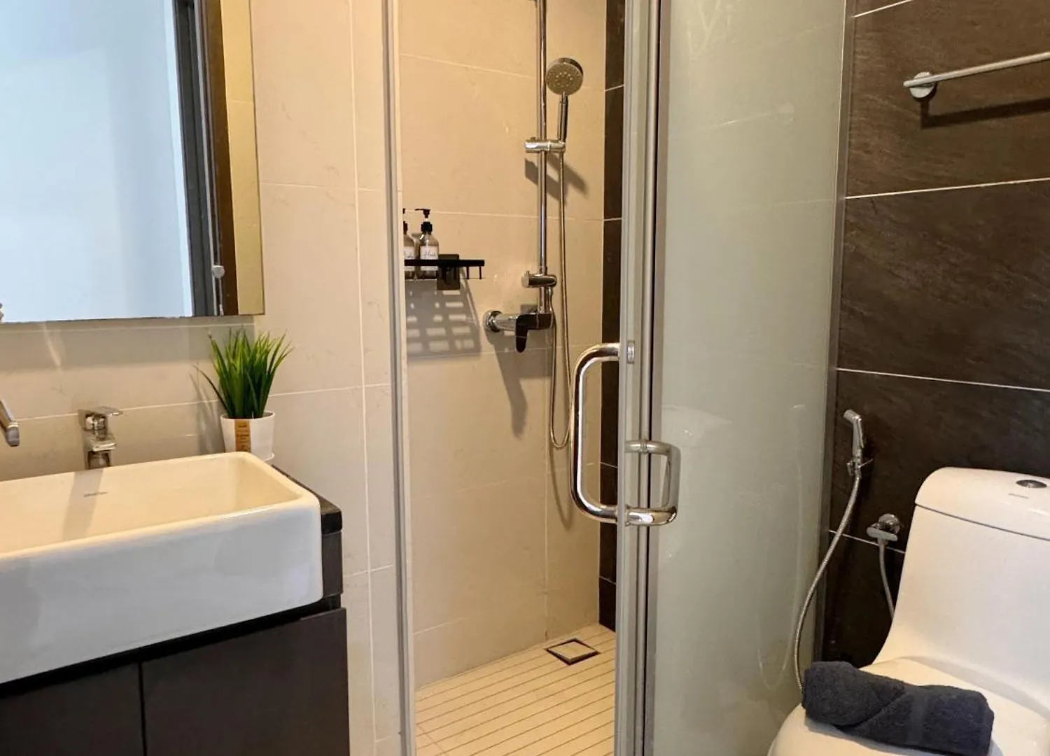 Beachfront Seaview 2Carparks, 6-10 Pax Netflix Johor Bahru 0*,  Malaysia