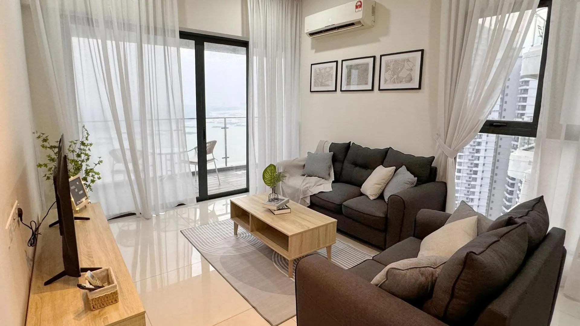 Apartment Beachfront Seaview 2Carparks, 6-10 Pax Netflix Johor Bahru