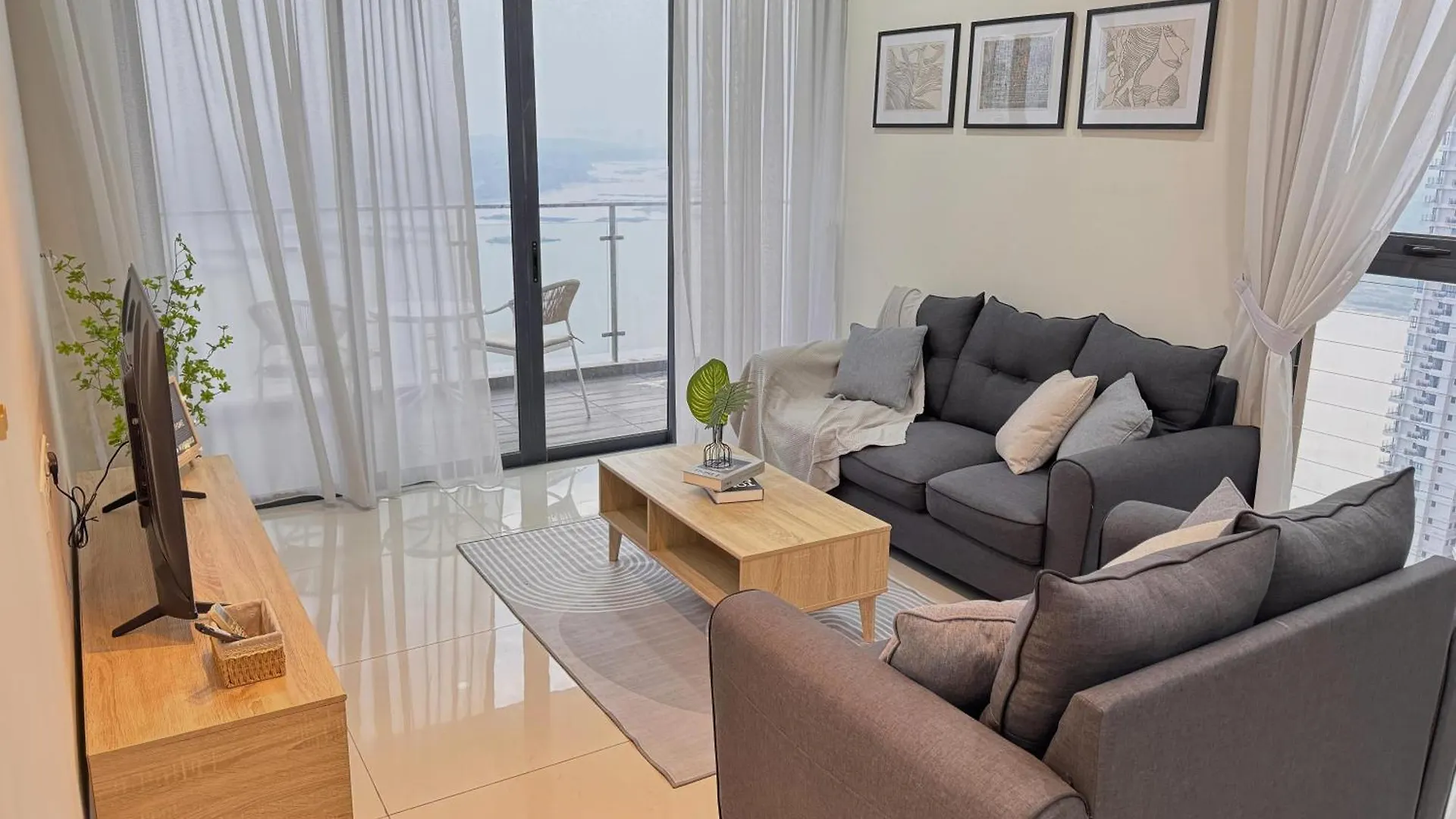 Beachfront Seaview 2Carparks, 6-10 Pax Netflix Johor Bahru Malaysia