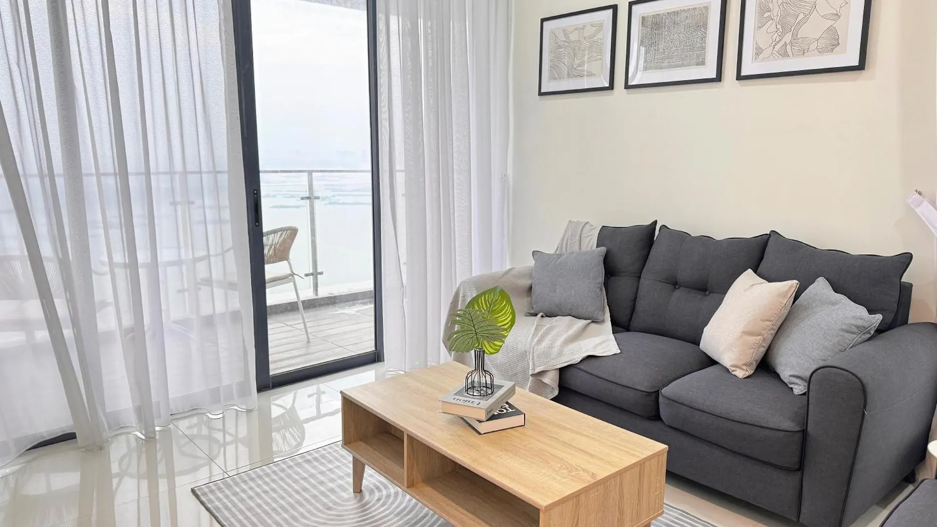 Beachfront Seaview 2Carparks, 6-10 Pax Netflix Johor Bahru Malaysia