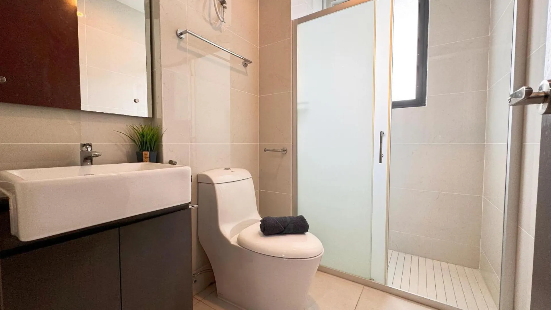 Beachfront Seaview 2Carparks, 6-10 Pax Netflix Johor Bahru Apartment